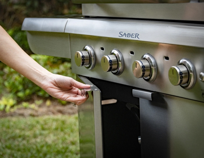 R52SC0421_saber-OPP-4B-grill-lifestyle_0009