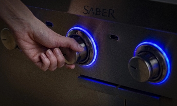 R52SC0421_saber-OPP-4B-grill-lifestyle_0061